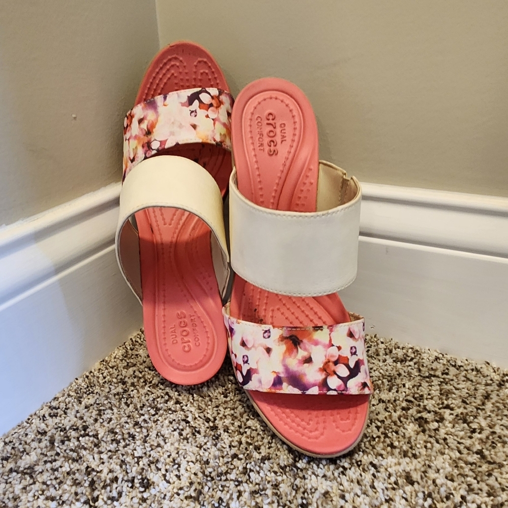 Crocs Women's Cream and Pink Sandals - EUC - Picture 2 of 6